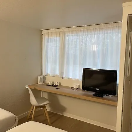 Kyriad Direct Montpellier Jean De Vedas - La Peyriere Hotel 2*