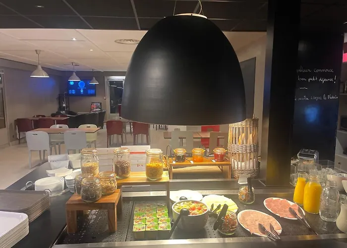 Kyriad Direct Montpellier Jean De Vedas - La Peyriere Hotell 2*