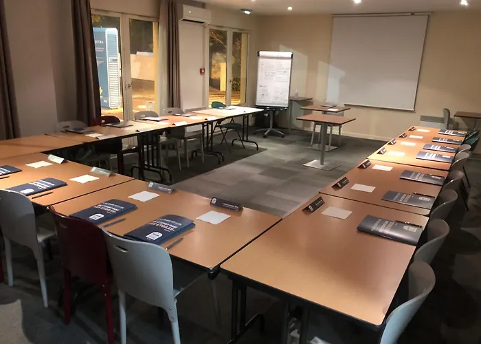 Kyriad Direct Montpellier Jean De Vedas - La Peyriere 2*